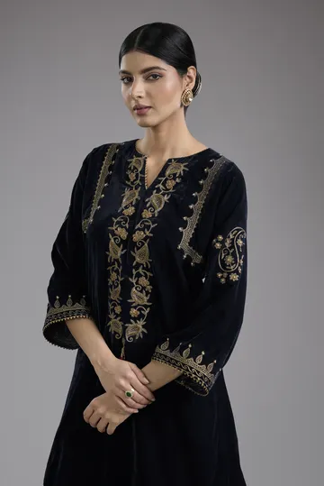 Black velvet Aari and hand embroidery kurta set image 4