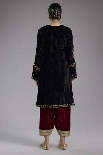 Black velvet Aari and hand embroidery kurta set image 2