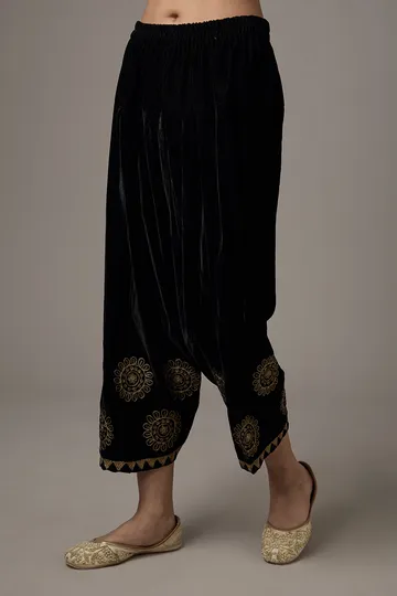 Black Velvet Aari Embroidered Kurta Set image 3