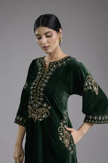 Green velvet Aari and hand embroidery kurta set image 4