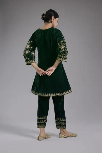 Green velvet Aari and hand embroidery kurta set image 2