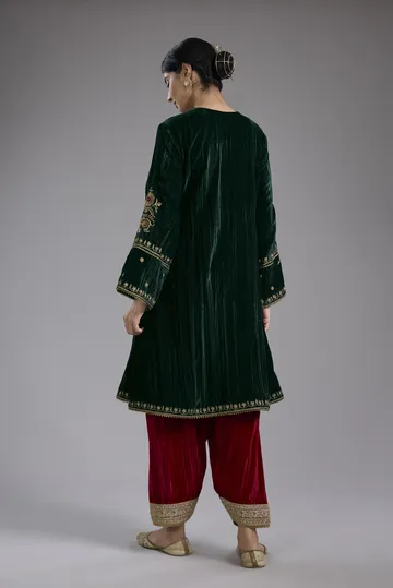 Green velvet Aari and hand embroidery kurta set image 2